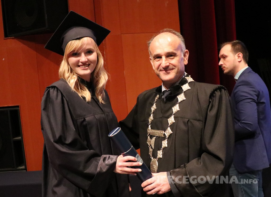 FPMOZ: Pogledajte tko je sve jučer dobio diplomu na svečanoj promociji diplomanata