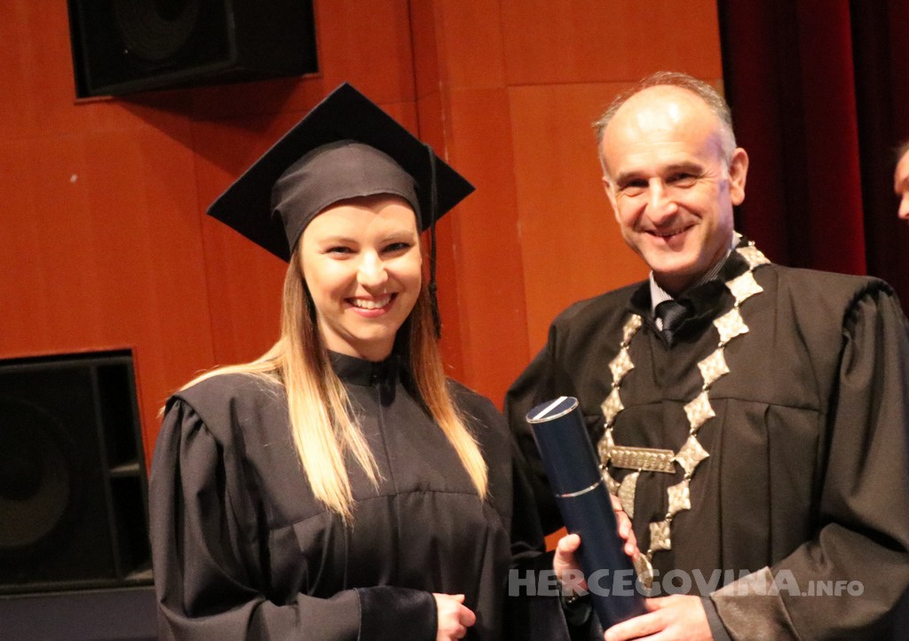 FPMOZ: Pogledajte tko je sve jučer dobio diplomu na svečanoj promociji diplomanata