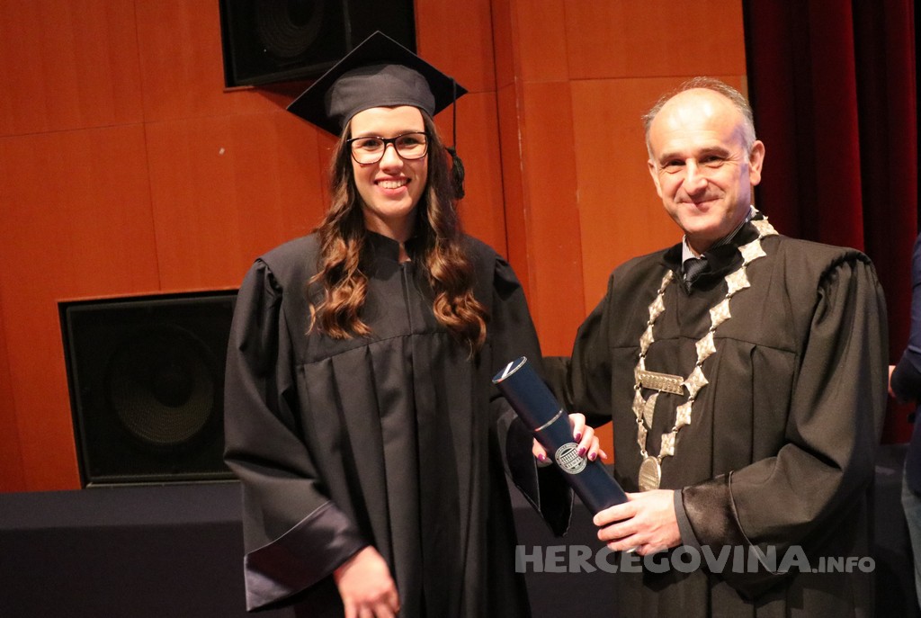 FPMOZ: Pogledajte tko je sve jučer dobio diplomu na svečanoj promociji diplomanata