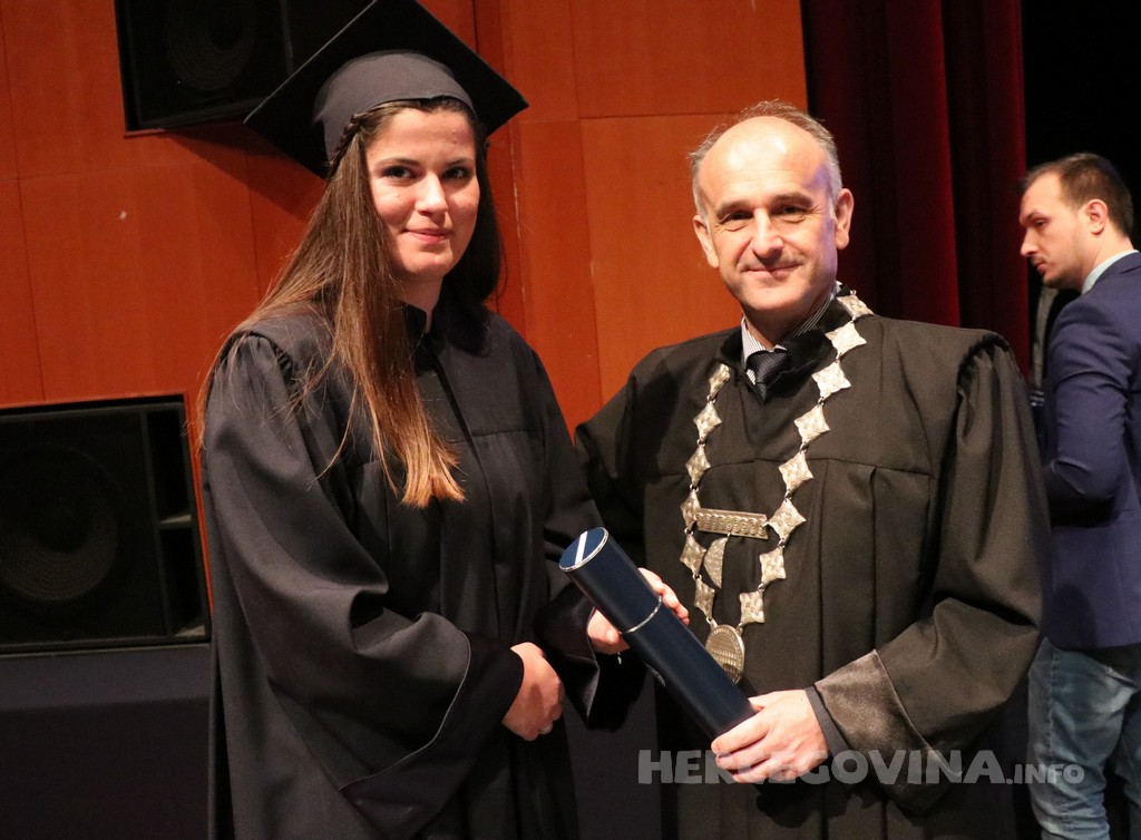 FPMOZ: Pogledajte tko je sve jučer dobio diplomu na svečanoj promociji diplomanata