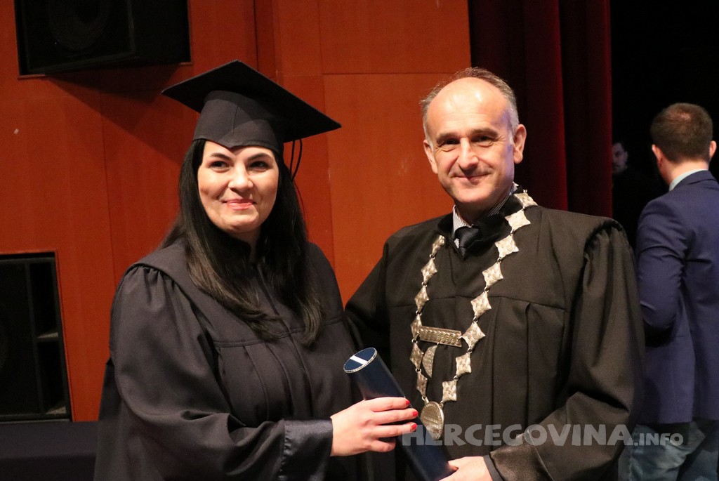 FPMOZ: Pogledajte tko je sve jučer dobio diplomu na svečanoj promociji diplomanata