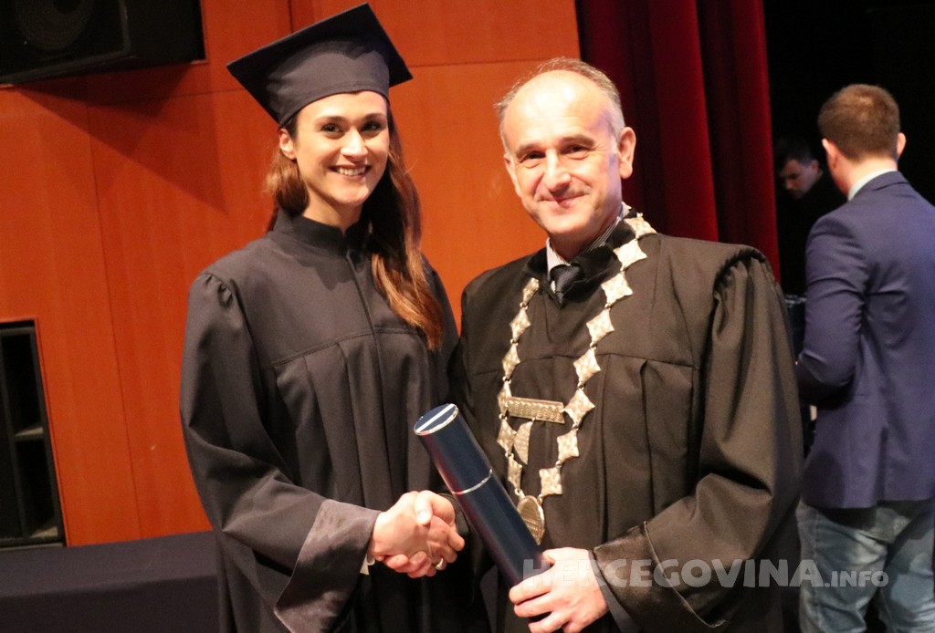 FPMOZ: Pogledajte tko je sve jučer dobio diplomu na svečanoj promociji diplomanata