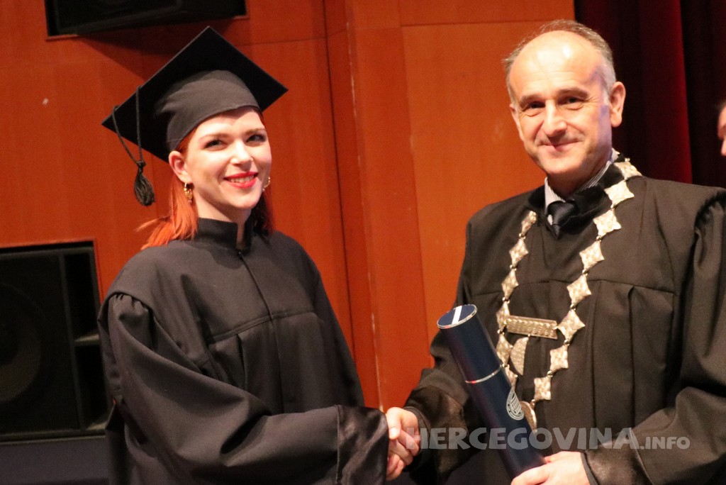 FPMOZ: Pogledajte tko je sve jučer dobio diplomu na svečanoj promociji diplomanata