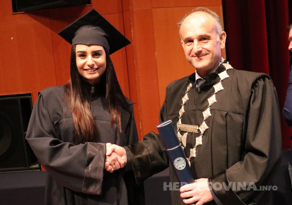 FPMOZ: Pogledajte tko je sve jučer dobio diplomu na svečanoj promociji diplomanata