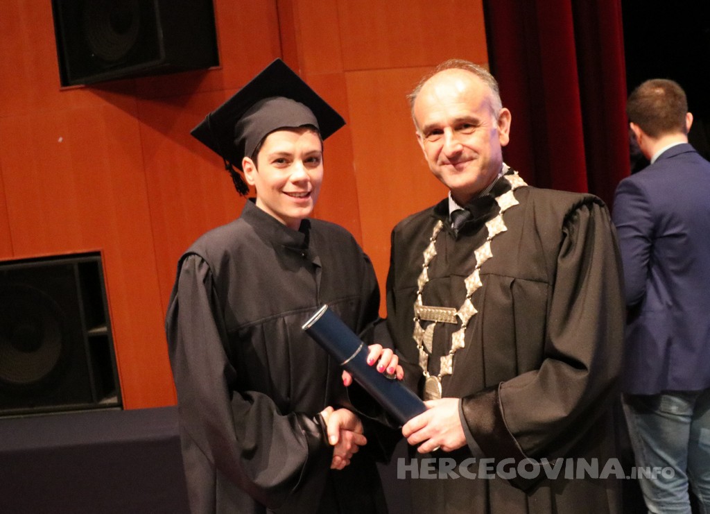 FPMOZ: Pogledajte tko je sve jučer dobio diplomu na svečanoj promociji diplomanata