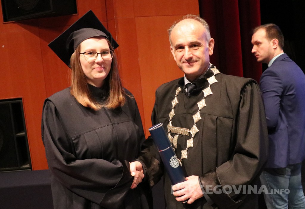 FPMOZ: Pogledajte tko je sve jučer dobio diplomu na svečanoj promociji diplomanata