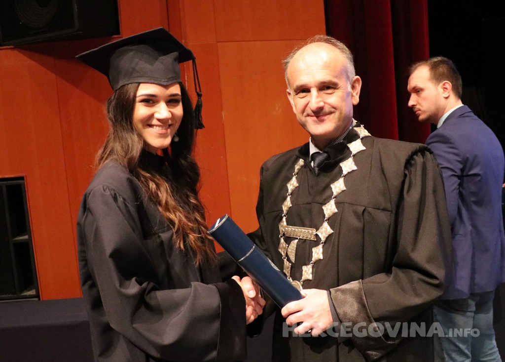 FPMOZ: Pogledajte tko je sve jučer dobio diplomu na svečanoj promociji diplomanata