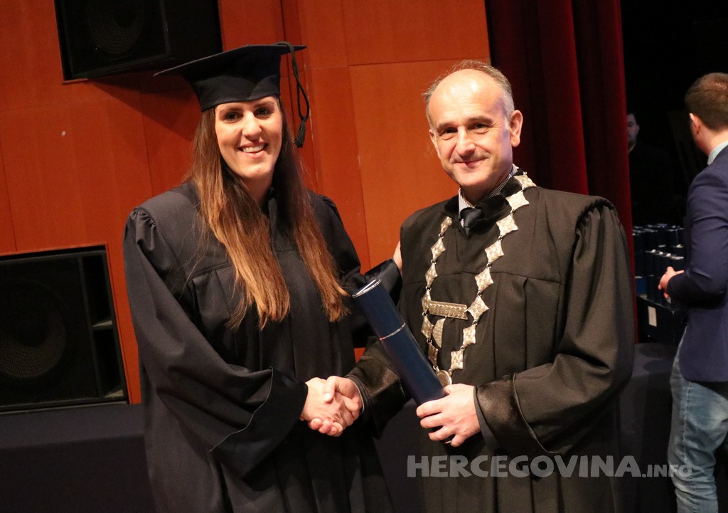 FPMOZ: Pogledajte tko je sve jučer dobio diplomu na svečanoj promociji diplomanata