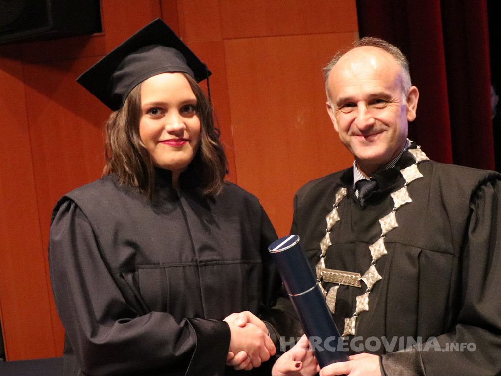 FPMOZ: Pogledajte tko je sve jučer dobio diplomu na svečanoj promociji diplomanata