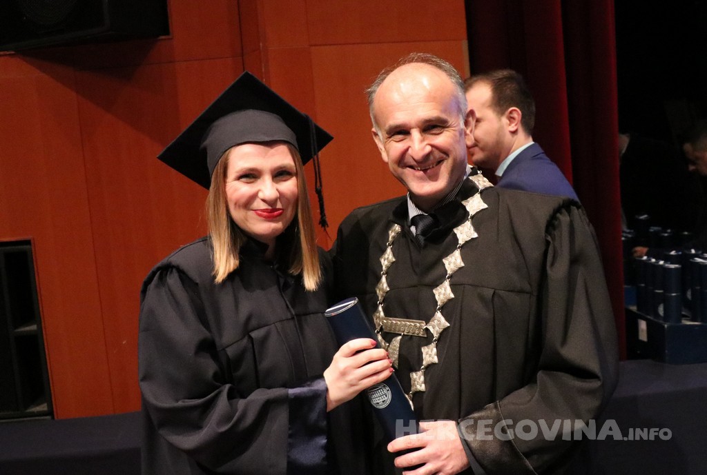 FPMOZ: Pogledajte tko je sve jučer dobio diplomu na svečanoj promociji diplomanata