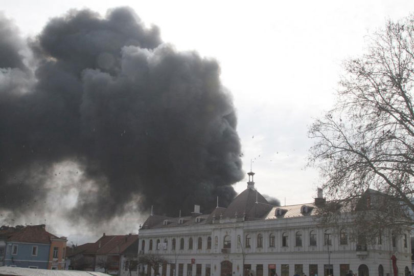 Izgorio dio tržnice u Tuzli, više osoba zatražilo liječničku pomoć