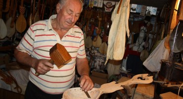 Čuvar Hercegovačke tradicije: Mate je rukama izradio 500 gusala