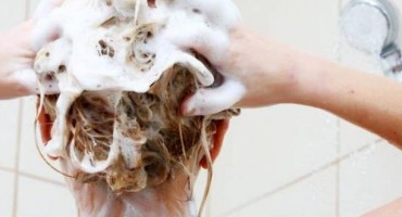 Rješenje vječne dileme: Treba li kosu prati ujutro ili navečer?