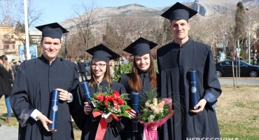 FPMOZ: Pogledajte kako je bilo nakon dodjela diploma ispred Hrvatskog doma Herceg Stjepan Kosača