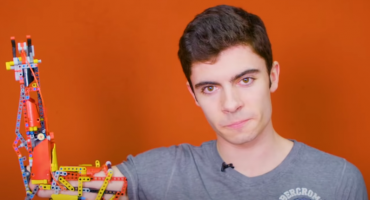  Mladić sam sebi napravio vrhunsku protezu od lego kockica 