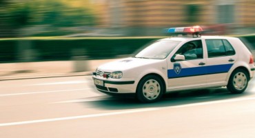 Tuzla: Pucali na policajce pa ih pokušali pregaziti, uhićeno više osoba