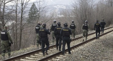 Više od 1.000 policajaca intenzivno traga za ubojicom Edinom Gačićem