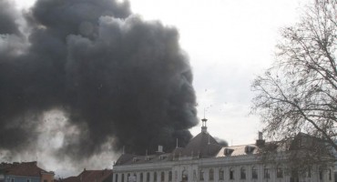 Izgorio dio tržnice u Tuzli, više osoba zatražilo liječničku pomoć