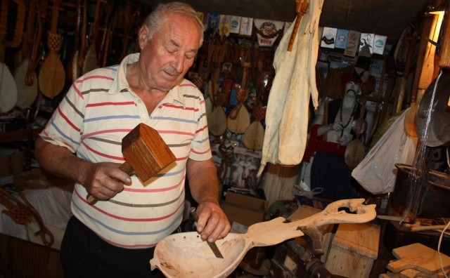 Čuvar Hercegovačke tradicije: Mate je rukama izradio 500 gusala
