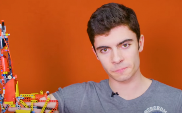  Mladić sam sebi napravio vrhunsku protezu od lego kockica 