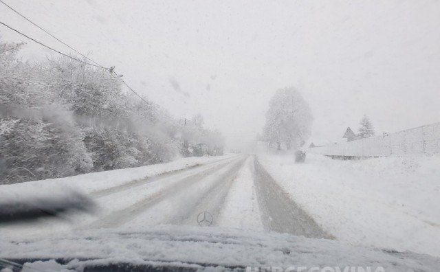 Snježna vijavica izazvala kilometarski zastoj kamiona na Kupreškom polju