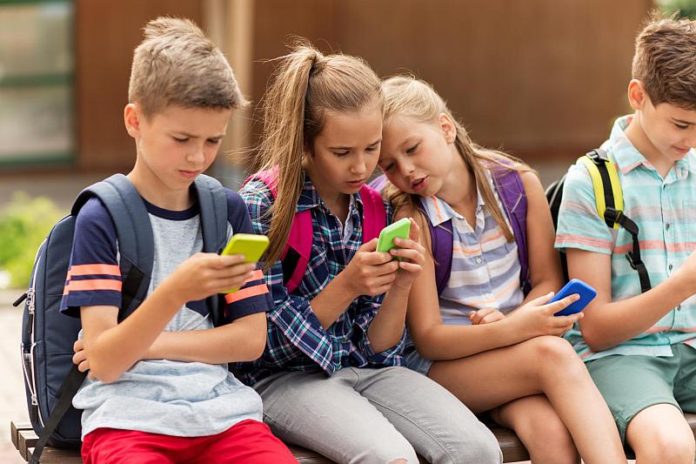 Kada bi djetetu trebalo kupiti prvi mobitel? Majke tvrde s ovoliko godina