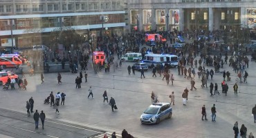 Na berlinskom trgu zbog Youtubea potuklo se oko 400 ljudi