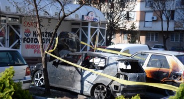 Mostar: Na vrhu Avenije izgorio Golf