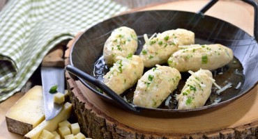 Stari kruh kao zvijezda obroka: Recept za slasne okruglice od kruha i sira