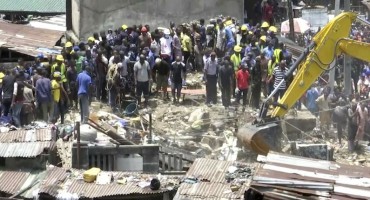  Srušila se škola u Lagosu: 'Vjerujemo da je pod ruševinama puno ljudi, uključujući djecu' 