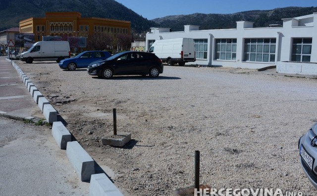 Mostar: Postavljeni betonski ivičnjaka oko Hrvatskog narodnog kazališta