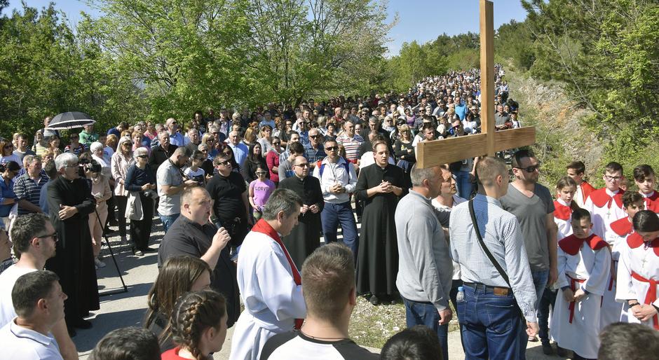Mostar: Brojni vjernici pohodili Križni put na brdu Hum