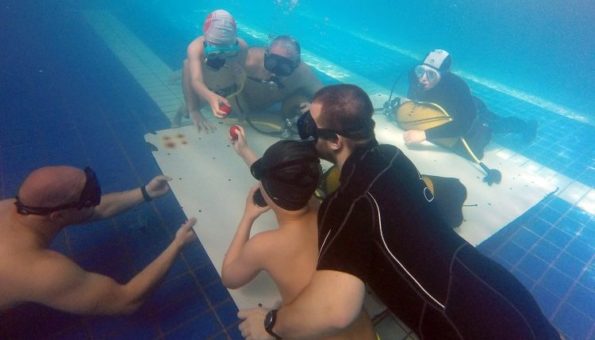 Mostar: Održano natjecanje u razbijanju uskrsnih pisanica pod vodom