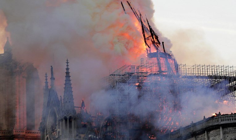 Pogledajte trenutak rušenja tornja katedrale Notre Dame