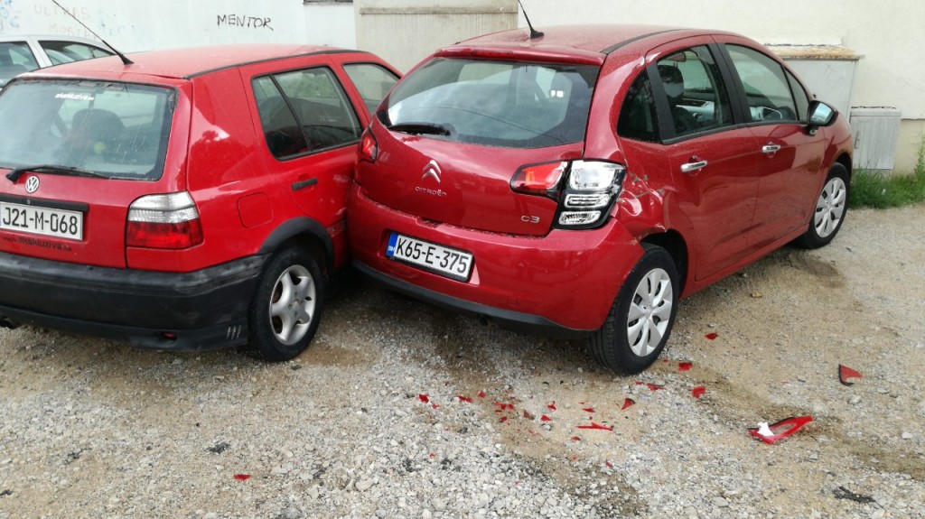 Bizarna nesreća: Kamion se otkočio i razbio dva automobila