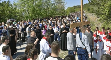Mostar: Brojni vjernici pohodili Križni put na brdu Hum