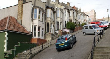 Najstrmija u Europi: Ulica u kojoj se stanari služe trikovima da im auti ne otkližu