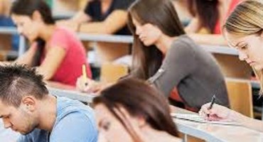 Na fakultetima dominiraju studentice i češće završe studij