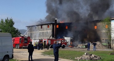 Veliki požar u Ilijašu, gori tvornica namještaja