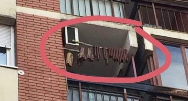 Dosjetljivi Tuzlak, umjesto veša, suši meso na balkonu