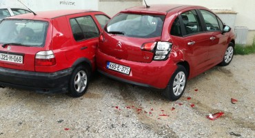 Bizarna nesreća: Kamion se otkočio i razbio dva automobila