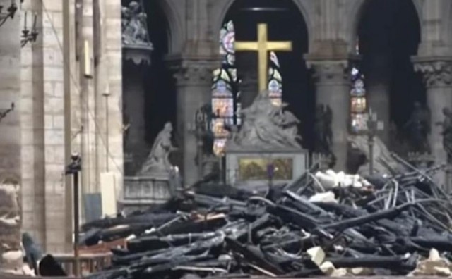 MONSINJOR CHAUVET Moguće da Notre Dame ne bude spašen