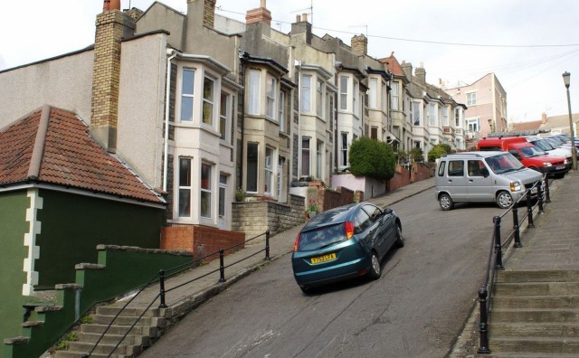 Najstrmija u Europi: Ulica u kojoj se stanari služe trikovima da im auti ne otkližu