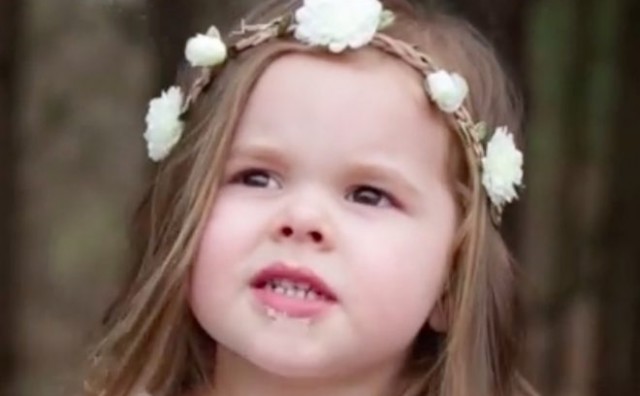 Trogodišnja djevojčica očarala pjesmom o Isusu