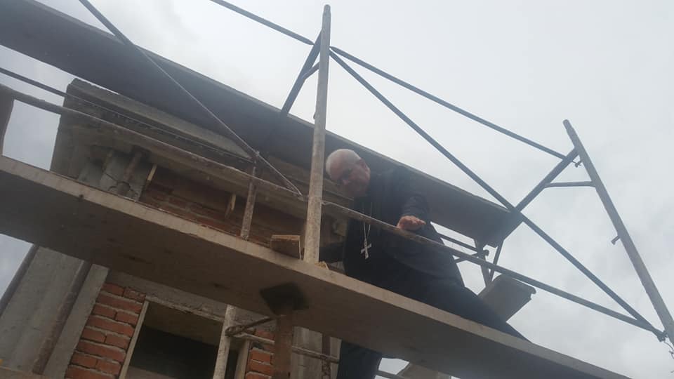 Biskup Komarica obišao gradilište crkvice u Bos. Petrovcu
