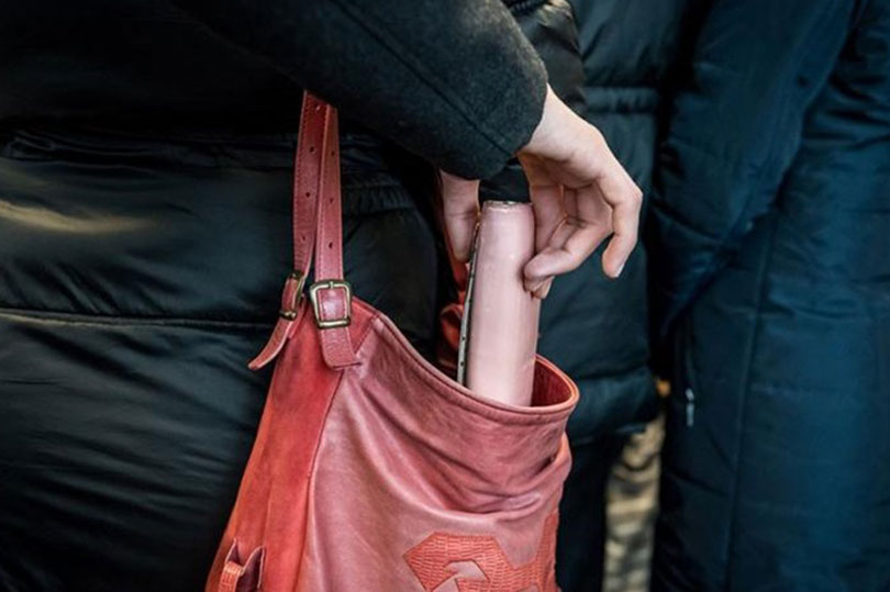 ZAVRŠILA IZA REŠETAKA Zaposlenica Pravobraniteljstva krala novčanike u buticima