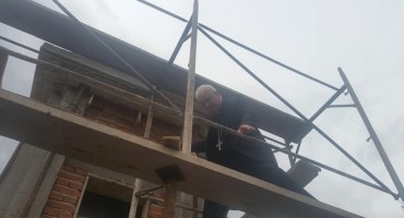 Biskup Komarica obišao gradilište crkvice u Bos. Petrovcu