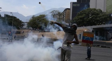 Venezuela u kaosu: U sukobima prosvjednika i policije ubijena žena, na ulicama tisuće ljudi, Guaido poziva na opći štrajk