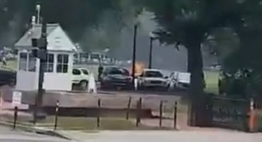 Uznemirujuće snimke iz SAD-a: Čovjek se zapalio ispred Bijele kuće, prebačen je u bolnicu