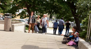 PROSJACI SVE AGRESIVNIJI:Turistima kradu posluženu hranu